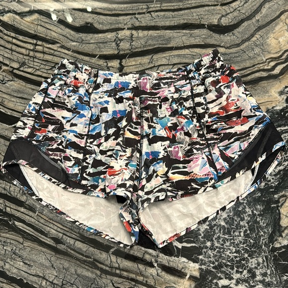 Lululemon hotty hot short 2.5’ - Picture 1 of 4